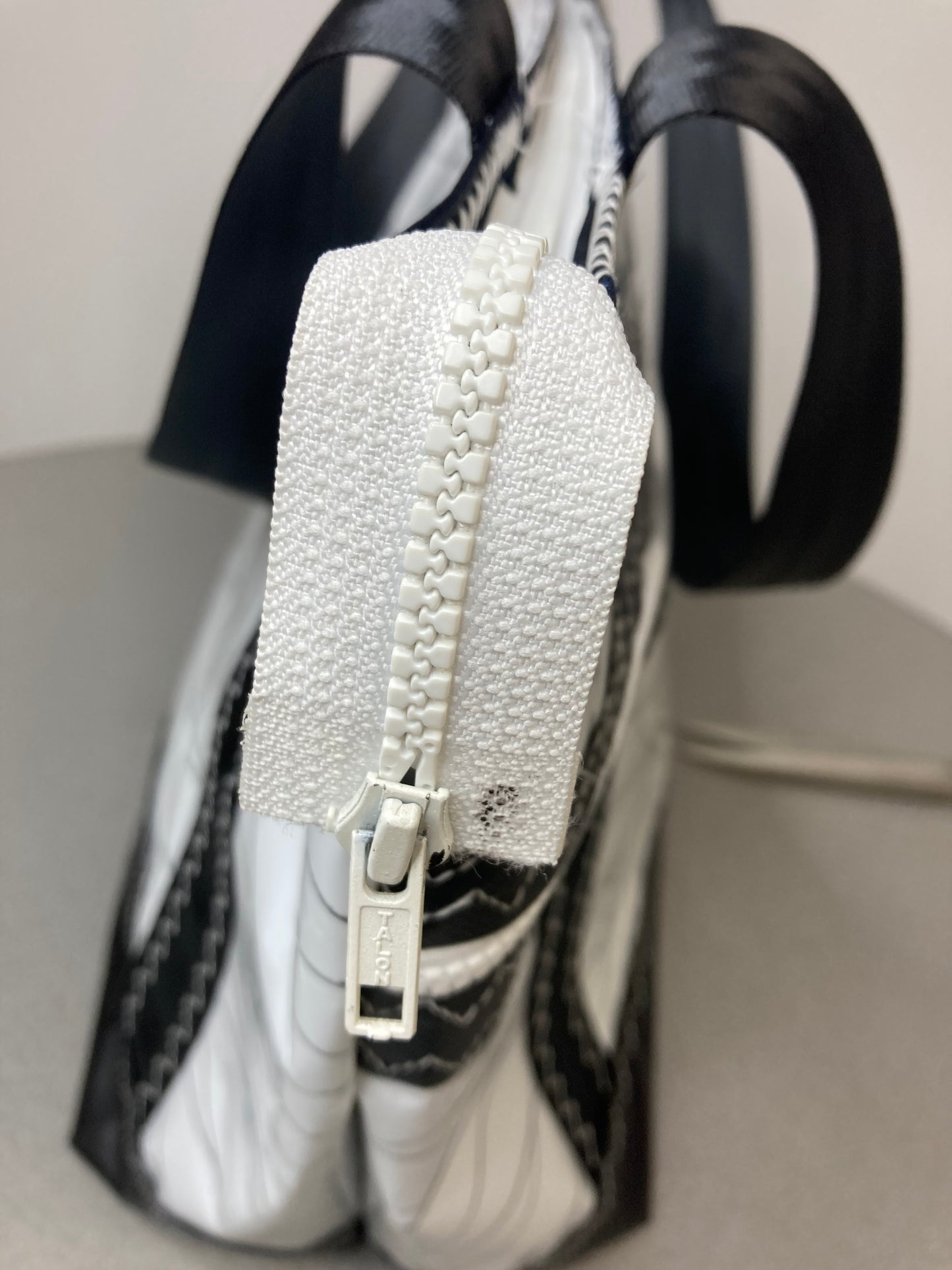 Stand up tote 178 black and white