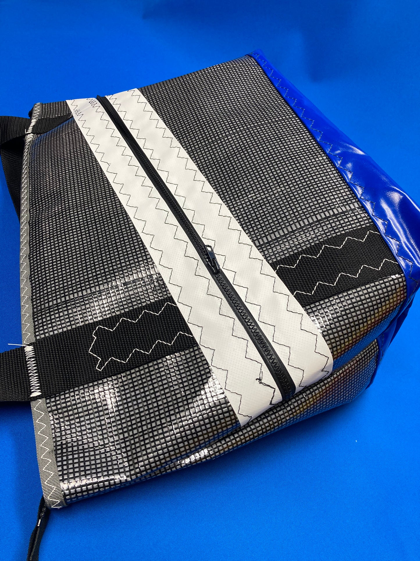 Stand up tote 171 black white blue