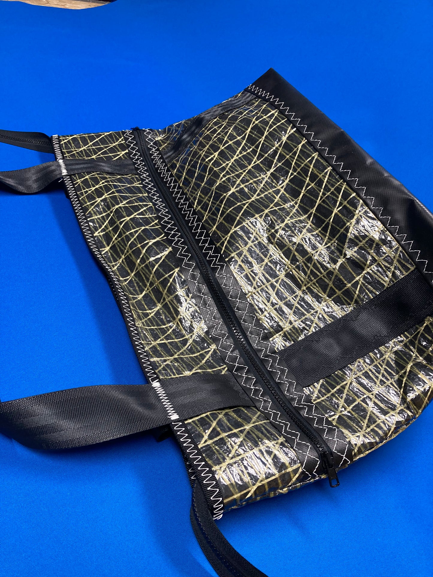 Stand up tote 154 melges 24 black white gold